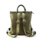 Mochila convertible en cartera de mano, confeccionada en una combinación de nylon y cuero sintético. Presenta un compartimento principal con cierre superior, un bolsillo frontal amplio con cierre y herrajes metálicos. Incluye correas desmontables y ajustables.