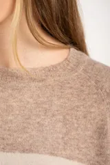 Sweater de punto con rayas horizontales color borgoña y beige, con cuello redondo y mangas largas.