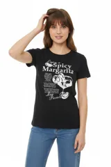 Remera negra de algodón de manga corta y cuello redondo, con estampa frontal en blanco estilo gráfico "Spicy Margarita".