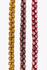 Pack de tres pulseras de tejido a color con aplicación de joyas combinadas a contraste y cierre de mosquetón. Incluye una pulsera fucsia, una púrpura y una amarilla.