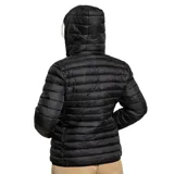 Campera puffer Diadora de color negro, con diseño acolchado, cierre frontal completo, capucha integrada y bolsillos laterales. Presenta el logo de la marca bordado en el pecho.