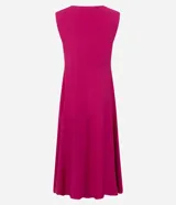 Vestido midi de sastrería color fucsia, sin mangas y con escote redondo. Presenta un adorno metálico dorado en uno de los hombros y una abertura lateral en la falda que aporta movimiento.