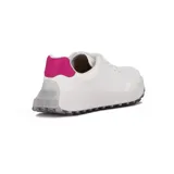 Championes casuales blancos con cordones blancos, suela gruesa blanca y detalle en el talón de color fucsia. Posee un pequeño aplique metálico dorado en los cordones.