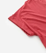 Remera de mangas cortas color ladrillo, confeccionada en algodón, con cuello redondo y bordado de corazón con animal print de leopardo en el pecho.