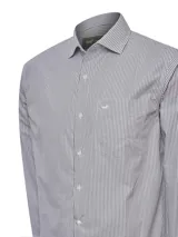 Camisa de manga larga para hombre de la marca RKF, modelo Easy Life, con diseño de rayas verticales en tonos gris y blanco. Presenta cuello italiano, cierre frontal con botones, corte regular fit y un bolsillo aplicado en el pecho con el logotipo bordado.