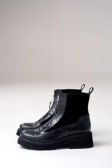 Botas cortas de cuero vacuno con textura de reptil, diseño con cierre frontal y suela de plataforma dentada de caucho.