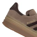 Championes Adidas Gazelle Bold W de gamuza en color marrón con detalles texturizados oscuros en las clásicas tres tiras y el talón. Cuenta con una suela de plataforma alta de goma translúcida.