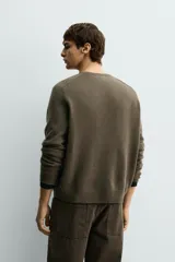 Jersey de punto con mezcla de lana y cashmere, de corte regular fit, cuello redondo y manga larga con acabados en rib.