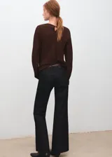 Blusa de manga larga en color marrón chocolate, con escote tipo bote drapeado y corte holgado.