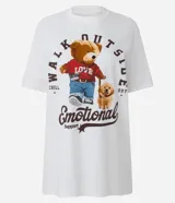 Remera blanca de algodón con cuello redondo y manga corta. Presenta un estampado grande de un oso de peluche con una camiseta roja que dice "LOVE" y un perro, rodeados de texto en color marrón.