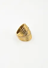 Anillo dorado de acero quirúrgico con forma de caparazón y detalle de strass.