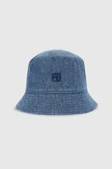 Sombrero tipo bucket de denim azul, con costuras visibles en el ala y logo bordado al tono en el frente.