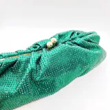 Bolso de mano tipo clutch color verde esmeralda, cubierto de strass brillantes. Tiene efecto plisado, cierre con broche dorado y cadena corta desmontable.
