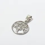 Dije plateado con forma circular y diseño calado de árbol de la vida.