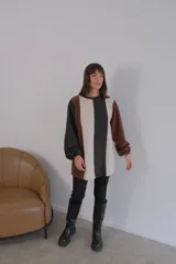 Buzo de viscosa con diseño a rayas verticales rojas y beige, mangas largas abullonadas con puños elastizados.