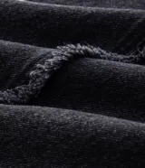Pantalón de jean corte super baggy, de color azul claro con efecto lavado. Presenta un diseño de pierna ancha con costuras laterales destacadas con detalles deshilachados y bolsillos funcionales.