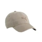 Gorra Puma modelo Premium Essential Classic BB, color tostado con efecto desgastado y logo de la marca bordado en relieve en el frente.