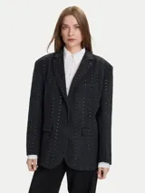 Blazer de mezcla de lana color gris oscuro, con apliques tipo joya en forma de puntos dispuestos en líneas verticales. Presenta solapas de muesca, cierre frontal de un solo botón y bolsillos de parche delanteros.