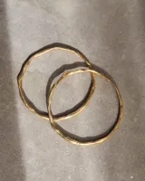 Pulsera rígida de bronce y alpaca, adaptable a muñecas de 13 a 15 cm.