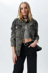 Top sin mangas a rayas horizontales blancas y negras.