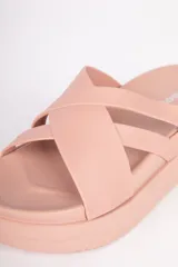 Sandalias negras con plataforma y tiras anchas cruzadas.