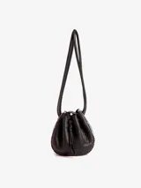 Bandolera pequeña confeccionada en cuero vacuno negro con paneles frontales y posteriores de rafia tejida en tonos negros y rosados. Posee cierre superior con cordón ajustable y broche snap metálico, asas largas para el hombro e interior forrado en algodón.