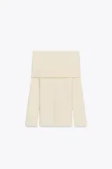 Top de punto de manga larga con escote recto tipo palabra de honor y diseño con vuelta en la parte superior que deja los hombros al descubierto.