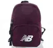 Bandolera pequeña New Balance color bordó, con compartimento principal con cierre y bolsillo frontal. Presenta el logo de la marca bordado en blanco en la parte delantera y correa ajustable.