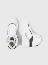 Zapatillas altas de cuero blanco con detalles en azul marino y rojo.