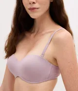 Soutien strapless color lila, con copas moldeadas y tirantes desmontables ajustables.