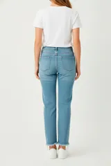 Pantalón jean de corte recto y tiro alto, con diseño flare y terminación deshilachada en el ruedo.