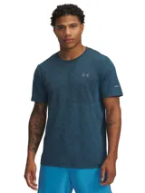 Remera deportiva Under Armour azul con diseño jaspeado, logo en el pecho y detalle reflectivo en la manga.