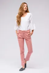 Pantalón de gabardina azul marino, de corte skinny y tiro medio, con bolsillos laterales y trabillas para cinturón.