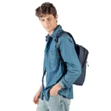 Mochila azul de símil cuero con acabado aterciopelado, asa de mano textil, acceso principal con cierre, dos compartimentos internos (uno acolchado para notebook), bolsillo interno con cierre, dos bolsillos externos con cierre y dos bolsillos laterales sin cierre.