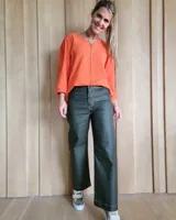 Pantalón de vestir verde militar de cuero sintético, corte palazzo y tiro alto.