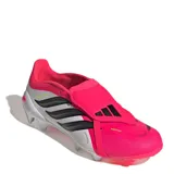 Championes de fútbol Adidas Predator League para terreno firme, con diseño de lengua plegable. Presentan una combinación de colores fucsia vibrante, blanco y detalles en negro, incluyendo las icónicas tres tiras laterales.