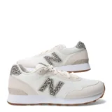 Championes urbanos New Balance modelo 515, color beige con detalles en animal print en el logo lateral, lengüeta y talón. Confeccionados en malla y gamuza, con suela blanca y base de goma color caramelo.
