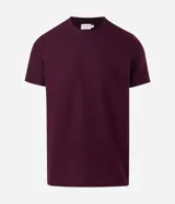 Remera de corte regular y textura tipo colmena, color bordó, con cuello redondo y mangas cortas.