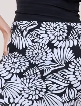 Falda short estampada con diseño floral en blanco y negro, con pretina ancha elastizada, bolsillos delanteros y short interno de la marca Zac & Rachel.