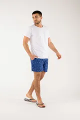 Short de baño azul con estampado de flamencos.