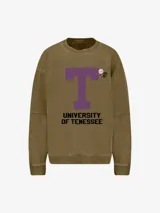 Buzo de algodón lavado, color verde oliva, con cuello redondo y manga larga. Presenta una gran letra 'T' morada estampada en el centro, con el texto 'UNIVERSITY OF TENESSEE' debajo en negro. Incluye pines decorativos en la zona del hombro derecho.