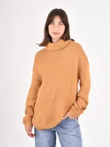 Buzo de tejido de punto con cuello alto, manga larga y corte holgado.
