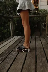 Sandalias negras con plataforma y estampado animal print de vaca.