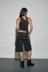 Bermuda de denim negro tipo cargo, con múltiples bolsillos con solapa en los laterales y cierre frontal con doble botón.