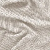 Ruana de tejido de punto trenzado en color crudo, con diseño abierto, corte holgado y mangas amplias tipo kimono.