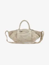 Cartera de mano estructurada en cuero negro con acabado mate. Presenta un diseño amplio con laterales voluminosos, asas cortas y un cierre frontal metálico tipo broche.