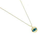 Cadena de acero con baño de oro y dije circular de bronce con diseño de ojo turco en tonos azules.