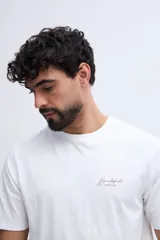 Remera de algodón blanca de corte regular, con cuello redondo, mangas cortas y estampa sutil en el pecho de la marca Brookfield.