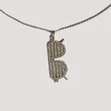 Collar con dije de robot plateado cubierto de cristales brillantes y cadena de eslabones finos. El robot tiene cabeza cuadrada, cuerpo rectangular, brazos curvos y piernas rectangulares.
