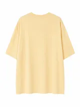 Remera negra de corte oversize y manga corta, con cuello redondo y estampa frontal minimalista en tono oscuro.